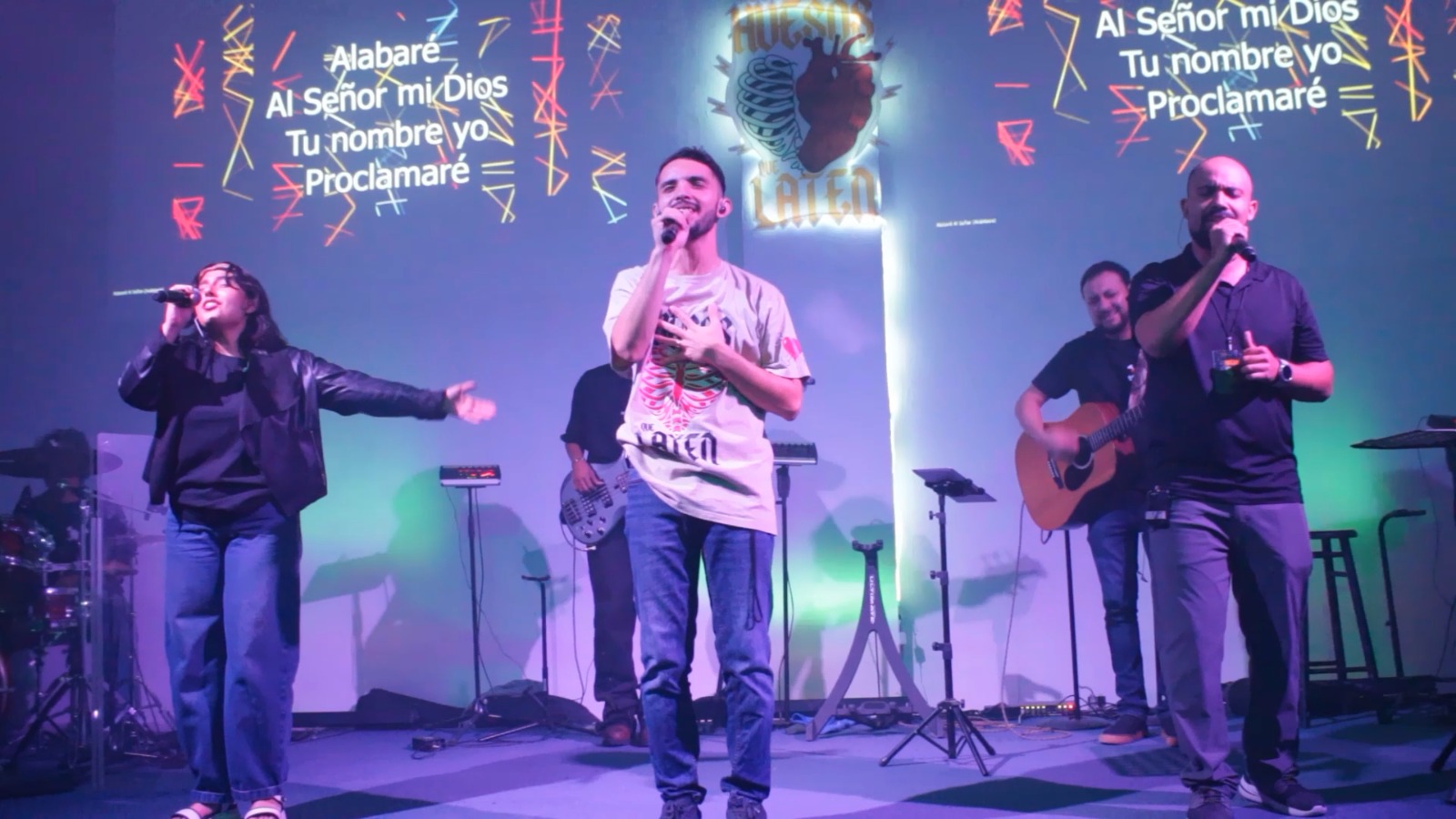 Jóvenes ministrando